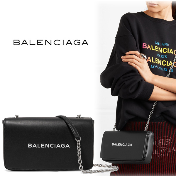 バレンシアガ EVERYDAY レザーCAMERA BAG ロゴ入り ショルダーバッグ ブラック スーパーコピー バレンシアガ EVERYDAY レザーCAMERA BAG ロゴ入り ショルダーバッグ ブラック スーパーコピー