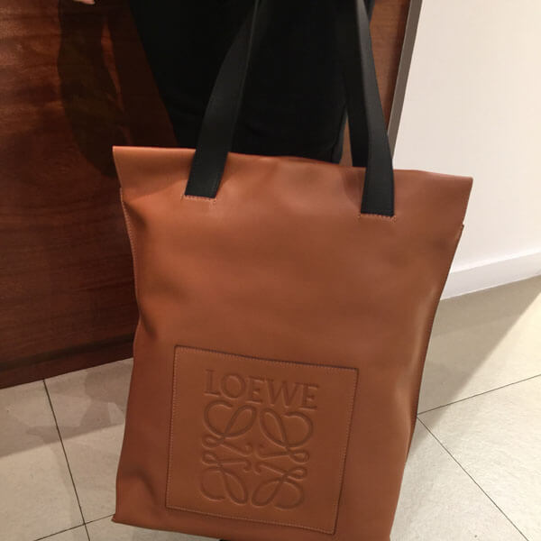 ロエベコピーバッグ 半額セール 茶色 トートバッグ ロゴ付き ジッパー付330.54.K01 ロエベコピーバッグ 半額セール 茶色 トートバッグ ロゴ付き ジッパー付330.54.K01