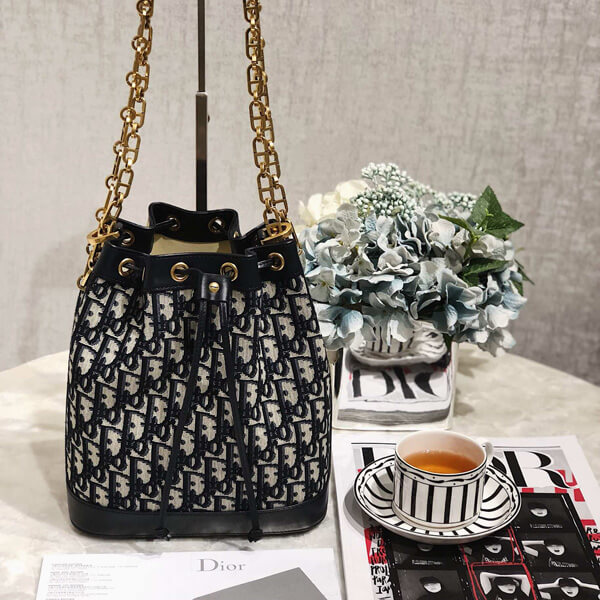 ディオールスーパーコピー ディオール重ね刺繍 ブルーOblique一重にしてクロスボディにしても可愛いです ディオールスーパーコピー ディオール重ね刺繍 ブルーOblique一重にしてクロスボディにしても可愛いです