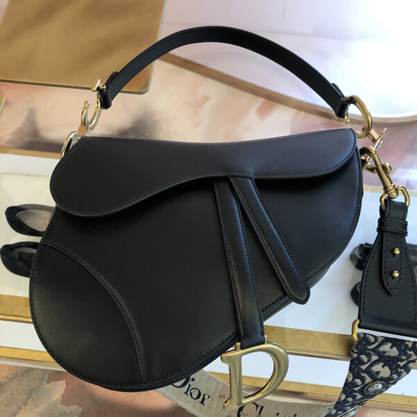 ディオールバッグ 激安 新作 カーフスキン “SADDLE” バッグ (Black) M0446CWGH_M900 ディオールバッグ 激安 新作 カーフスキン “SADDLE” バッグ (Black) M0446CWGH_M900