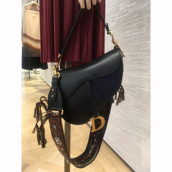 ディオールバッグ 激安 新作 カーフスキン “SADDLE” バッグ (Black) M0446CWGH_M900 ディオールバッグ 激安 新作 カーフスキン “SADDLE” バッグ (Black) M0446CWGH_M900