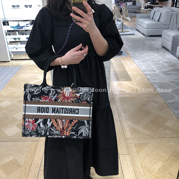 ディオール ブックトート コピー 2020SS新作 ディオール BOOK TOTE S フラワー ブラック M1296ZWFC M911 ディオール ブックトート コピー 2020SS新作 ディオール BOOK TOTE S フラワー ブラック M1296ZWFC M911