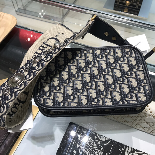 ディオールスーパーコピー ディオール重ね刺繍 ロゴ入 ブルーキャンバスDリング付きポーチS5700CTZQ_M92 ディオールスーパーコピー ディオール重ね刺繍 ロゴ入 ブルーキャンバスDリング付きポーチS5700CTZQ_M92