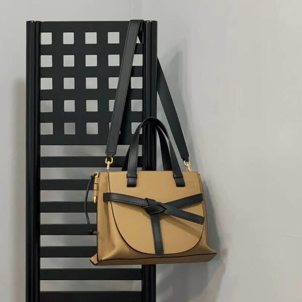 新作限定ロエベ ゲートトップハンドルバッグ スーパーコピー ロエベ gate top handle71I-3E8018 新作限定ロエベ ゲートトップハンドルバッグ スーパーコピー ロエベ gate top handle71I-3E8018