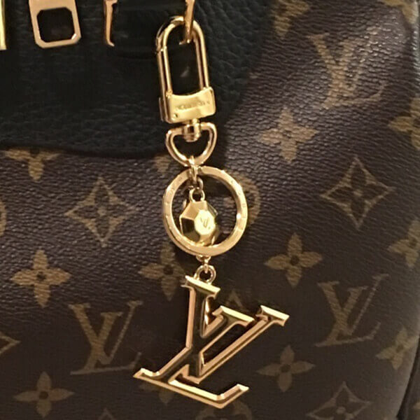 ギフト最適です ルイヴィトン キーホルダー コピー ポルト クレ･LV ファセット チャーム M65216 すぐ届く