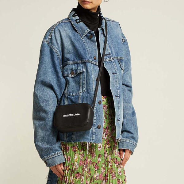 バレンシアガ ショルダーバッグ 偽物 EVERYDAY XS レディース 552372 DLQ4N バレンシアガ ショルダーバッグ 偽物 EVERYDAY XS レディース 552372 DLQ4N