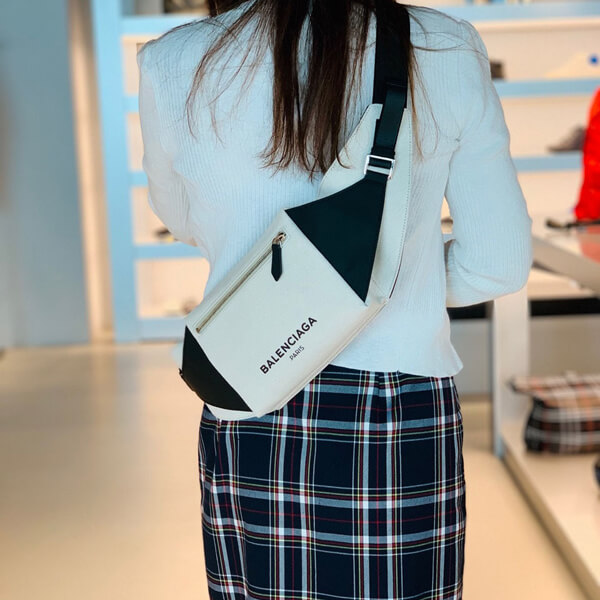 バレンシアガ ベルトバッグ 偽物 HANDBAG ベルトハンドバッグ 433625 KLXAN バレンシアガ ベルトバッグ 偽物 HANDBAG ベルトハンドバッグ 433625 KLXAN