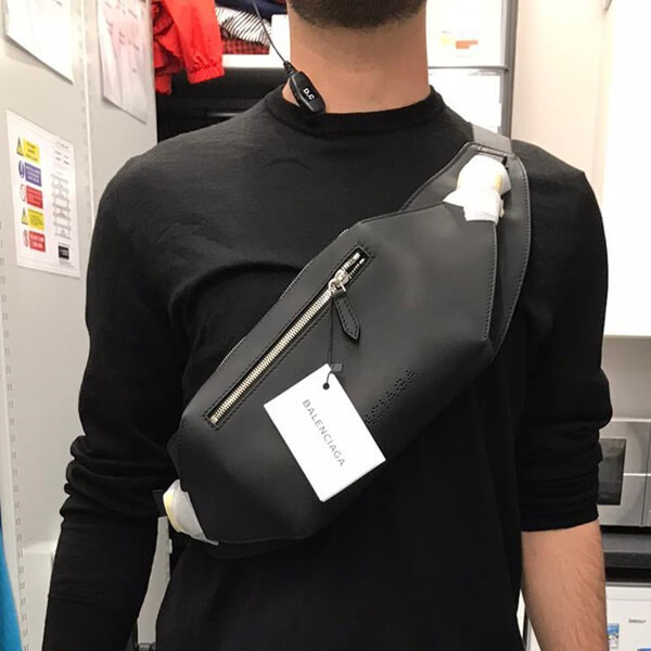 バレンシアガ ボディバッグ 偽物 アウトレット バレンシアガ☆レザーボディーバッグ433625 CNT2N 1360 バレンシアガ ボディバッグ 偽物 アウトレット バレンシアガ☆レザーボディーバッグ433625 CNT2N 1360