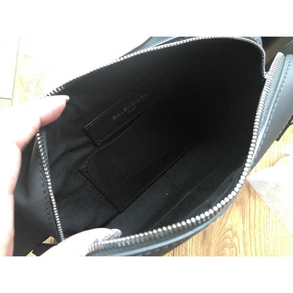 バレンシアガ ボディバッグ 偽物 アウトレット バレンシアガ☆レザーボディーバッグ433625 CNT2N 1360 バレンシアガ ボディバッグ 偽物 アウトレット バレンシアガ☆レザーボディーバッグ433625 CNT2N 1360