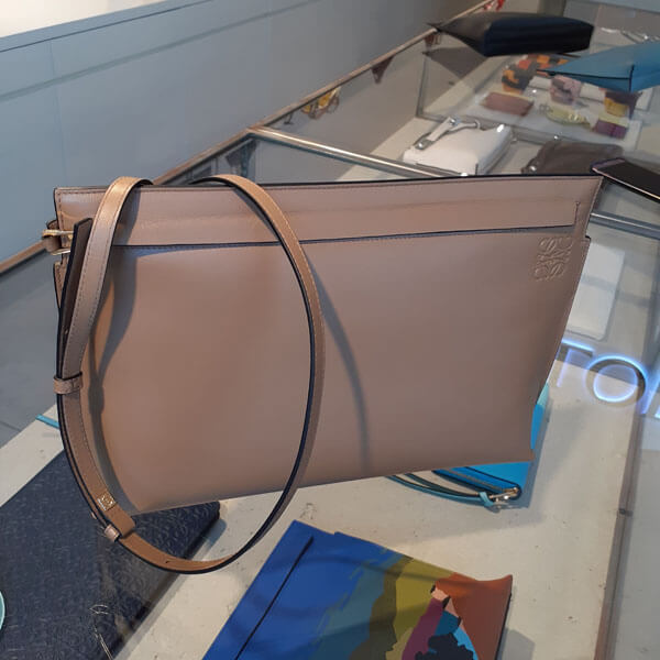 ロエベゲートバッグ 使い勝手 ロエベ T Pouch Bag/ショルダーバッグ 送料込み!126.57.R77 ロエベゲートバッグ 使い勝手 ロエベ T Pouch Bag/ショルダーバッグ 送料込み!126.57.R77