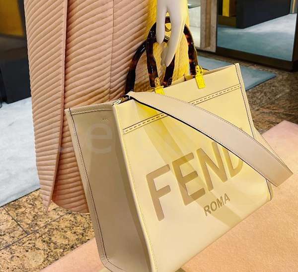 フェンディ 21SS SUNSHINE ロゴ べっ甲ハンドル レザー製 ショッパー 8BH386ABVLF0K7E フェンディ 21SS SUNSHINE ロゴ べっ甲ハンドル レザー製 ショッパー 8BH386ABVLF0K7E