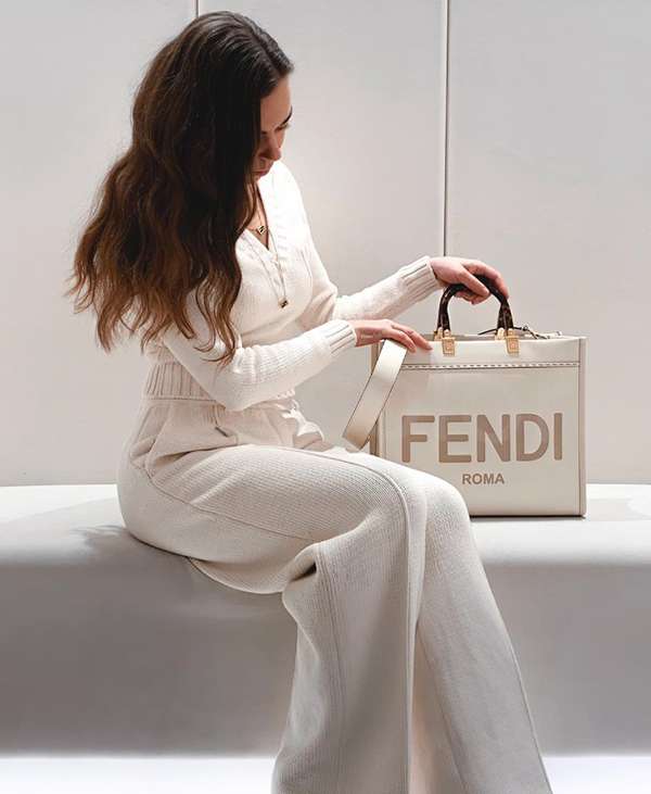 フェンディ 21SS SUNSHINE ロゴ べっ甲ハンドル レザー製 ショッパー 8BH386ABVLF0K7E フェンディ 21SS SUNSHINE ロゴ べっ甲ハンドル レザー製 ショッパー 8BH386ABVLF0K7E