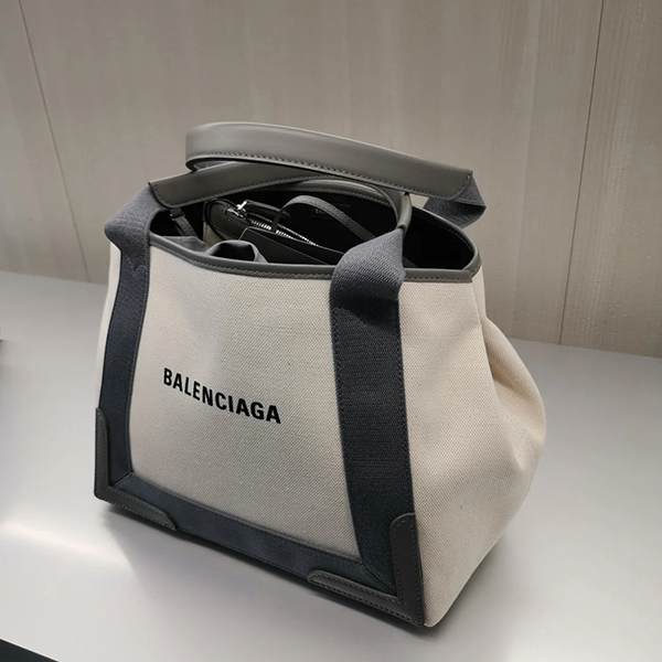 バレンシアガ トート 偽物 ロゴ バレンシアガ セールで嬉しい入荷 ポーチ付きGreyCABAS/S バレンシアガ トート 偽物 ロゴ バレンシアガ セールで嬉しい入荷 ポーチ付きGreyCABAS/S