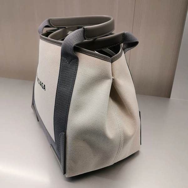 バレンシアガ トート 偽物 ロゴ バレンシアガ セールで嬉しい入荷 ポーチ付きGreyCABAS/S バレンシアガ トート 偽物 ロゴ バレンシアガ セールで嬉しい入荷 ポーチ付きGreyCABAS/S