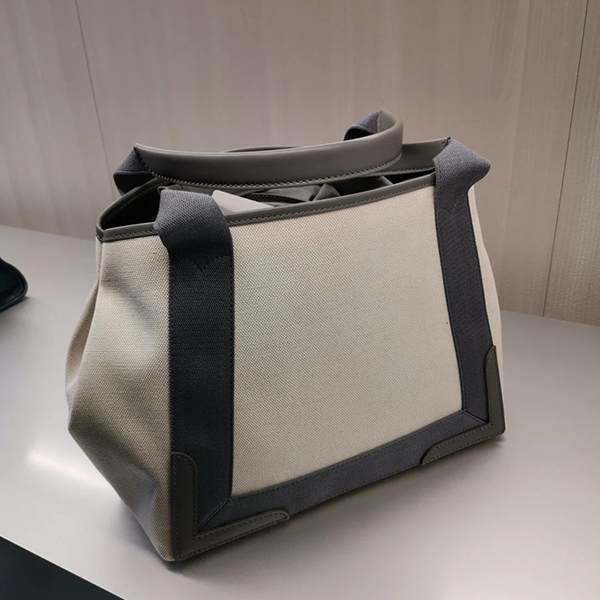 バレンシアガ トート 偽物 ロゴ バレンシアガ セールで嬉しい入荷 ポーチ付きGreyCABAS/S バレンシアガ トート 偽物 ロゴ バレンシアガ セールで嬉しい入荷 ポーチ付きGreyCABAS/S