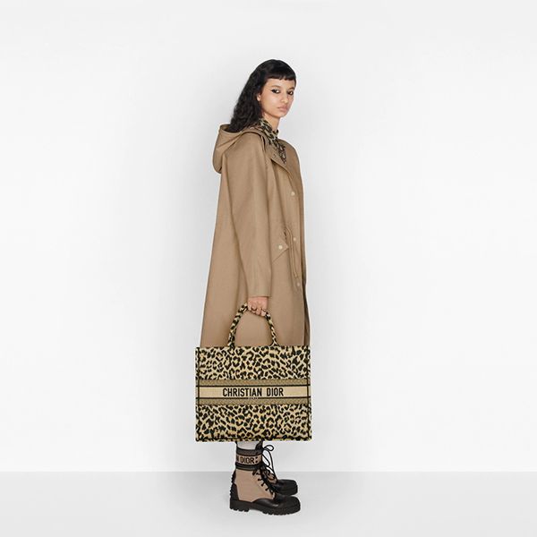 ディオール レオパード BOOK TOTE Mizza エンブロイダリーコピー M1286ZRHM_M918 ディオール レオパード BOOK TOTE Mizza エンブロイダリーコピー M1286ZRHM_M918