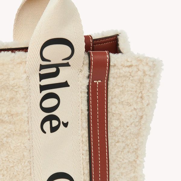 クロエ WOODY 偽物 トートバッグ コピー シリング ストラップ付small tote CHC21WS397F586J1 クロエ WOODY 偽物 トートバッグ コピー シリング ストラップ付small tote CHC21WS397F586J1