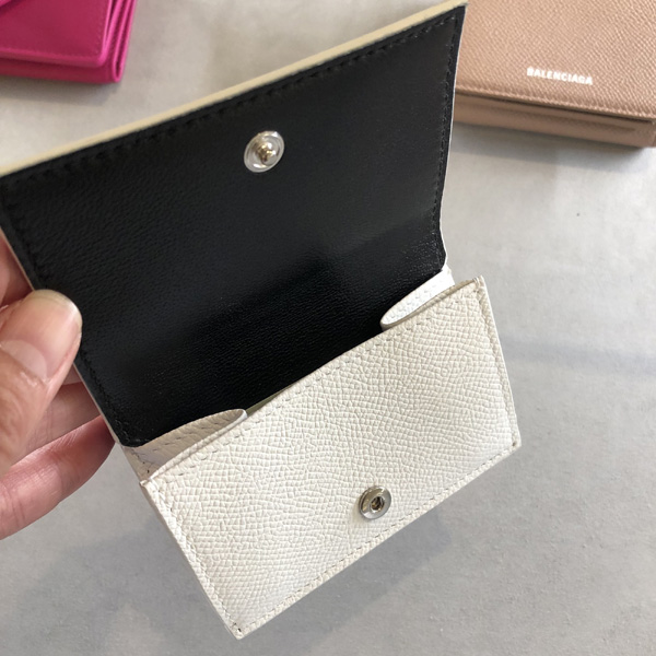 大人気バレンシアガ 財布 コピー  の新作ヴィルミニウォレットです 558208 大胆なグラフィティプリントが目を引く